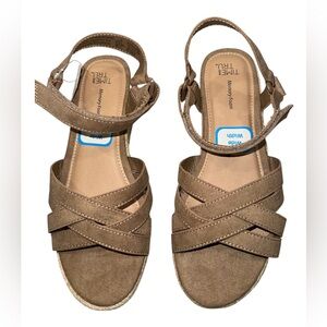 Time and Tru Women's Brown Strappy Wedge Sandals NWT💕
